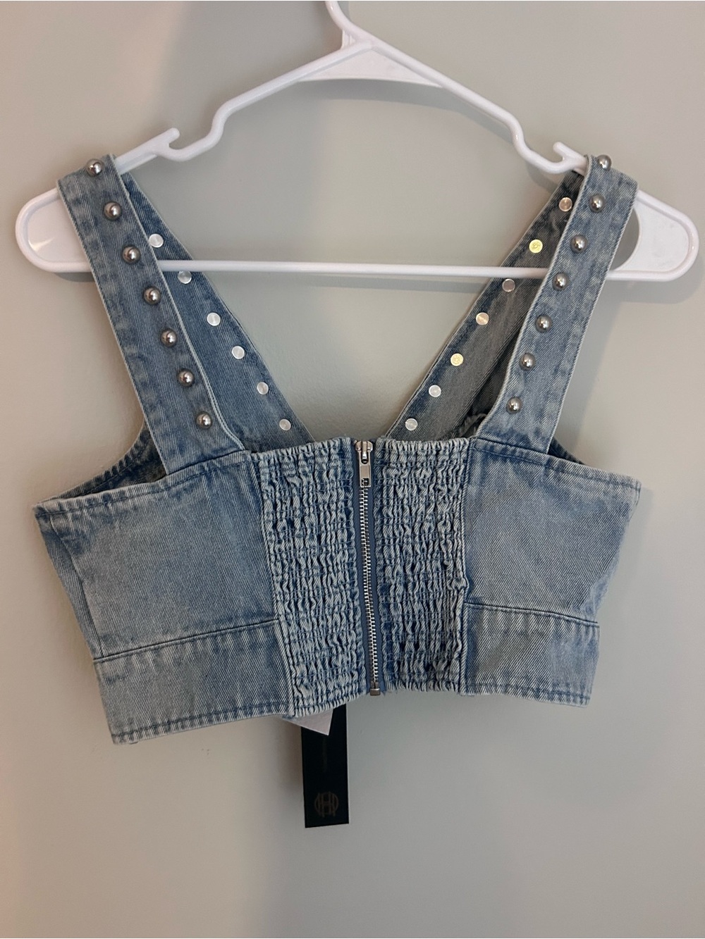 House of Harlow 1960 Light Blue Denim Studded V-Neck Crop Top - Picture 3 of 4